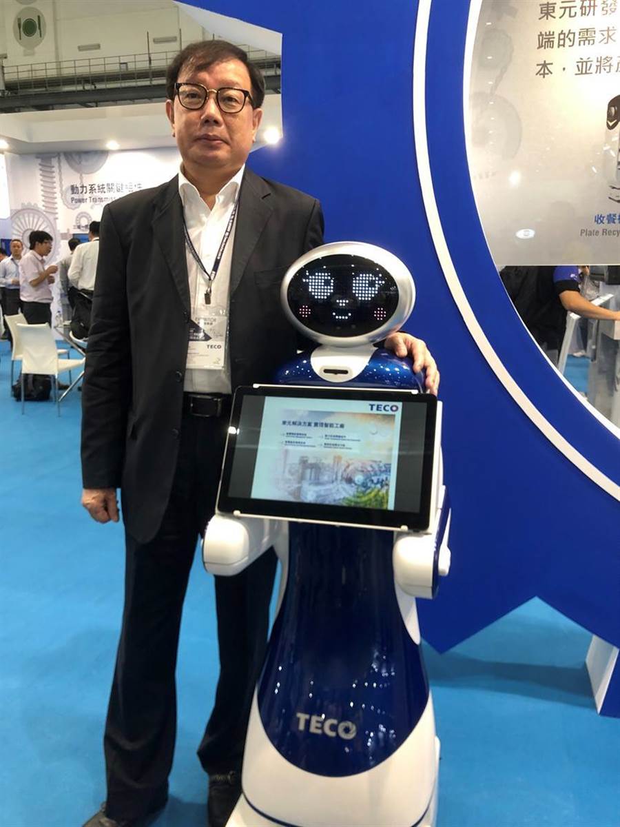 東元電機(jī)新開發(fā)導(dǎo)覽機(jī)器人今首度曝光，負(fù)責(zé)全桉的東元協(xié)理林勝泉。圖／沉美幸