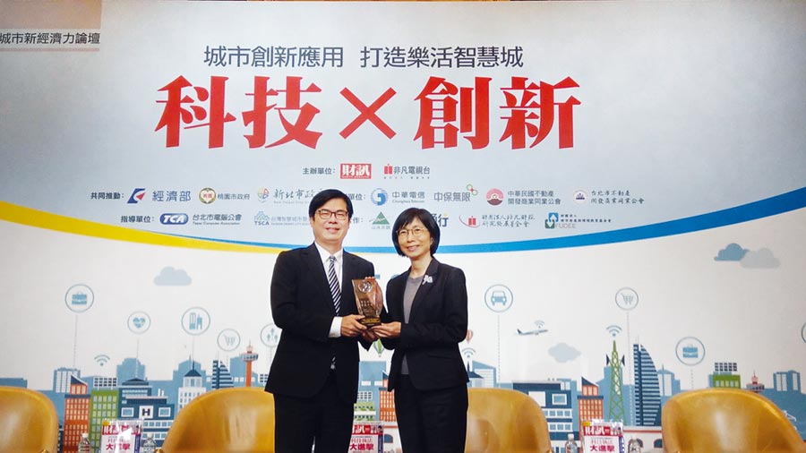 東元電機(jī)榮獲2019年智慧城市卓越貢獻(xiàn)獎，評審委員會尤其高度肯定邱純枝董事長（右）在智慧創(chuàng)新領(lǐng)域的付出與貢獻(xiàn)，特別頒發(fā)獎項(xiàng)予以鼓勵。圖／東元提供