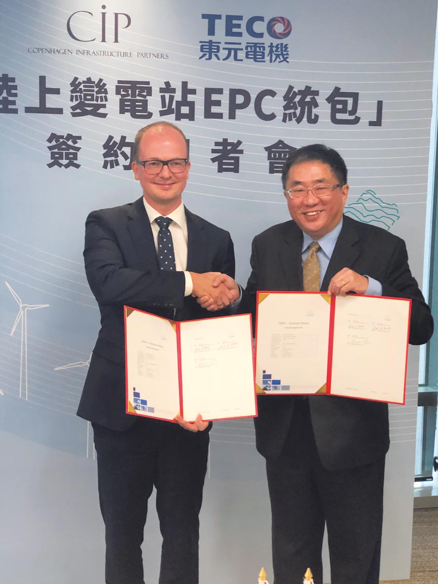 CIP臺灣區(qū)執(zhí)行長侯奕愷（左）、東元代理總經(jīng)理連昭志昨（5）日共同簽署變電站建置統(tǒng)包合約。圖／沉美幸