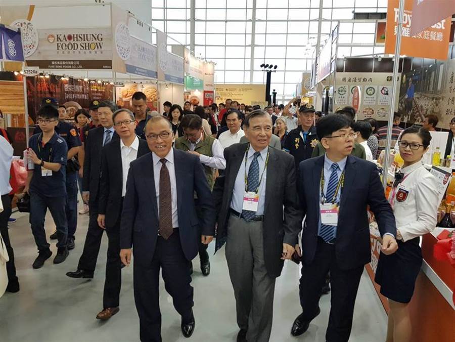 東元集團(tuán)會(huì)長(zhǎng)黃茂雄（前排左二），引導(dǎo)高雄代理市長(zhǎng)葉匡時(shí)（前排左一）等人，參觀東元展出的食品攤位。（圖／顏瑞田攝）