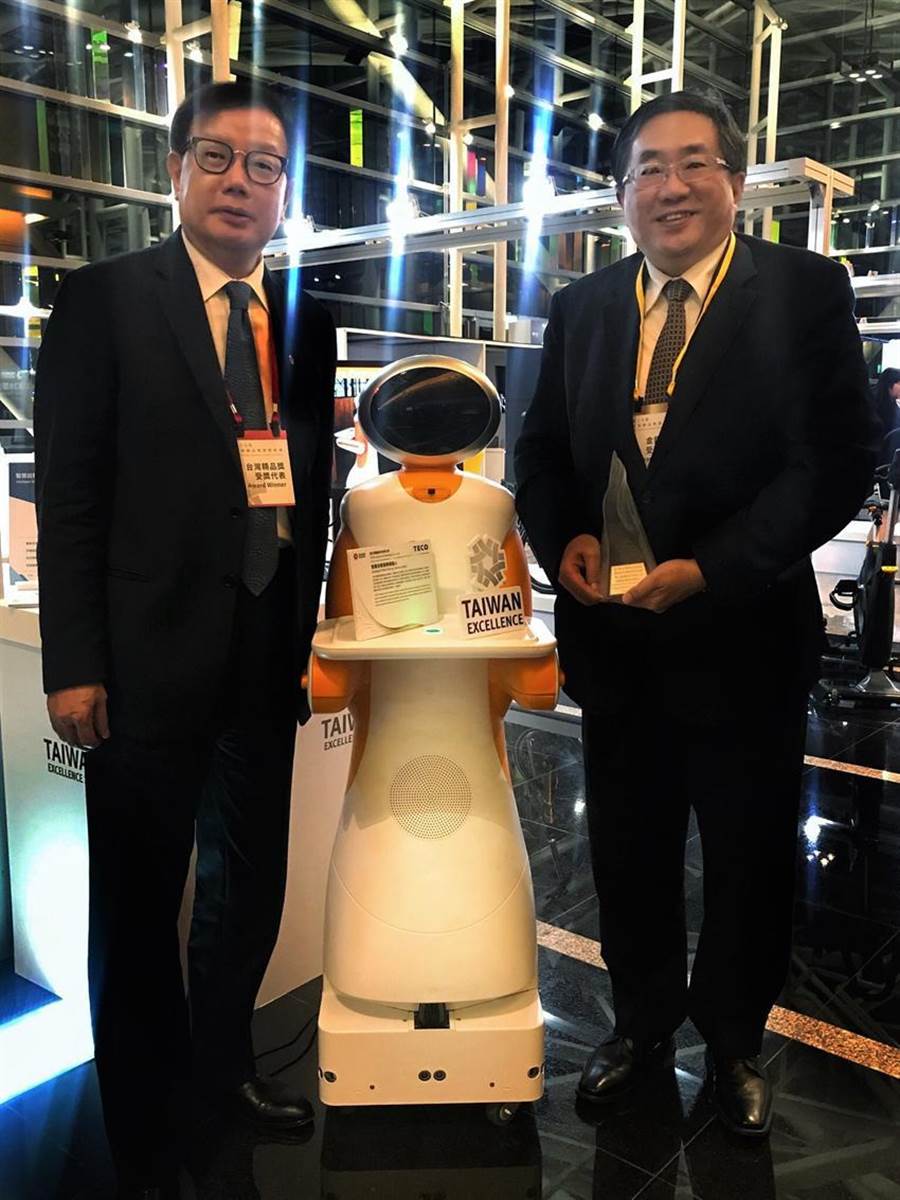 （東元電機(jī)自行開(kāi)發(fā)送餐機(jī)器人27日獲頒臺(tái)灣精品獎(jiǎng)銀質(zhì)獎(jiǎng)，圖右為代理總經(jīng)理連昭志、左為負(fù)責(zé)開(kāi)發(fā)的東元電機(jī)自動(dòng)化暨智能系統(tǒng)事業(yè)部協(xié)理林勝泉。圖／業(yè)者提供）
