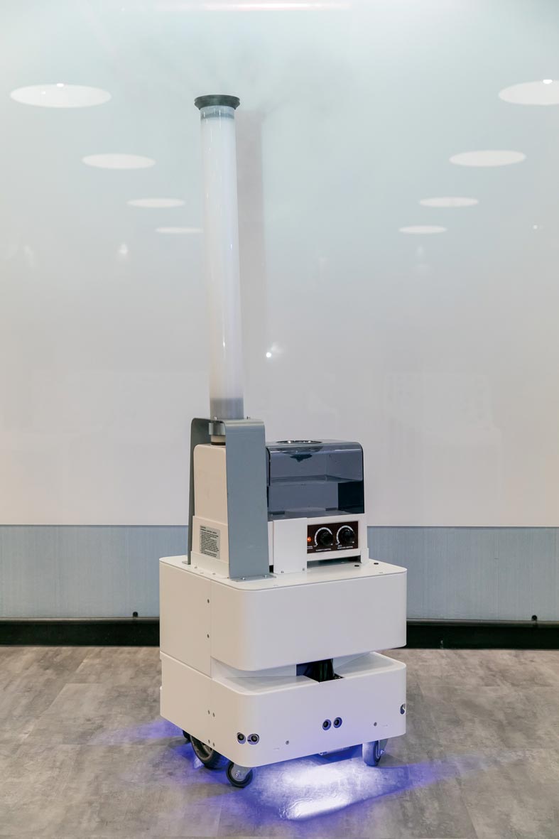 東元3日發(fā)表智慧UVC消毒防疫機(jī)器人，以3D列印技術(shù)，制作雙向360度全面向噴頭，進(jìn)行大面積的噴霧消毒。圖／東元提供