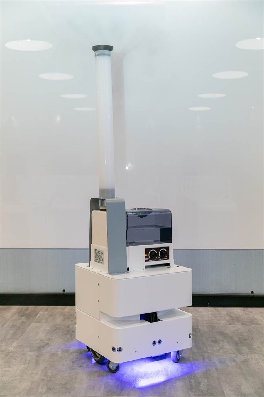 （東元3日發(fā)表智慧UVC消毒防疫機器人，以3D列印技術，制作雙向360度全面向噴頭，進行大面積的噴霧消毒。圖／東元提供）
