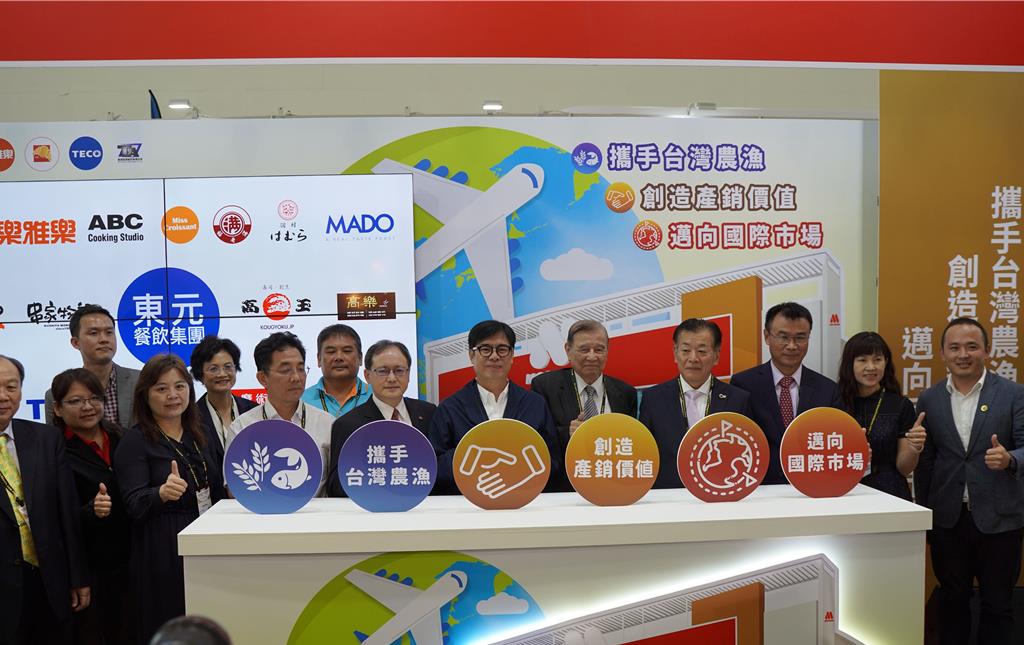 東元餐飲集團(tuán)率三大品牌摩斯?jié)h堡、樂雅樂餐廳、蜜可頌及東元電機(jī)連續(xù)五年參加高雄國(guó)際食品展。（東元提供）