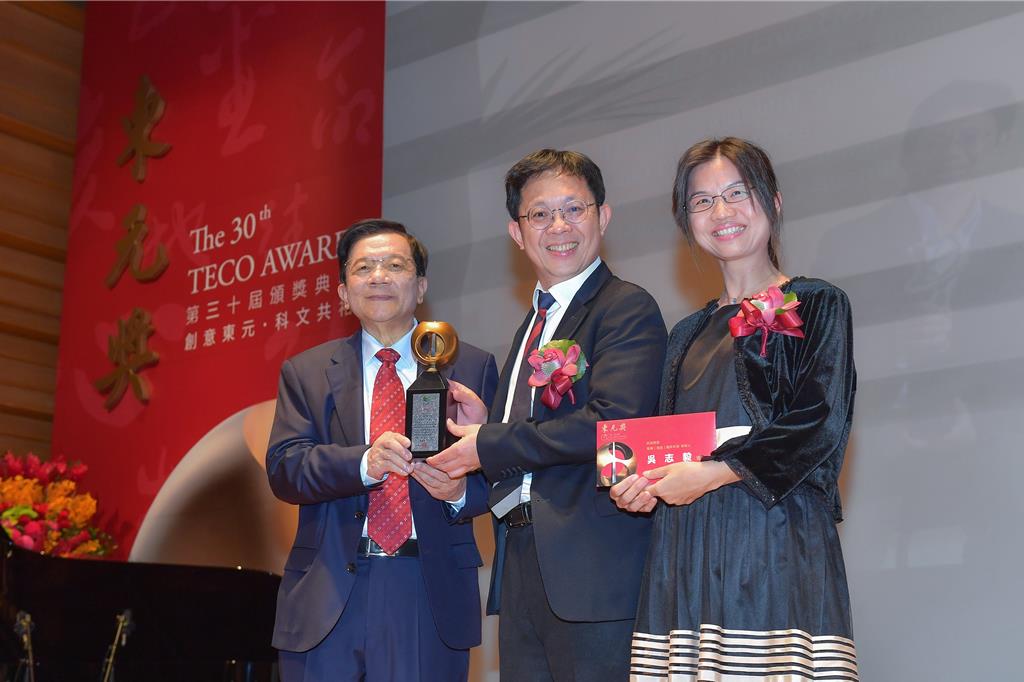 工研院副總暨資深技術(shù)專家吳志毅（中）獲頒第30屆東元獎(jiǎng)，工研院董事長(zhǎng)李世光（左）和吳志毅夫人（右）也一同祝賀。（工研院提供／羅浚濱新竹傳真）